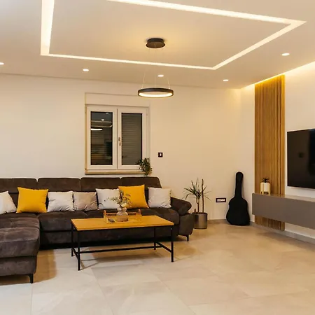 Amazing In Gornji Prolosac With Wifi Holiday home *